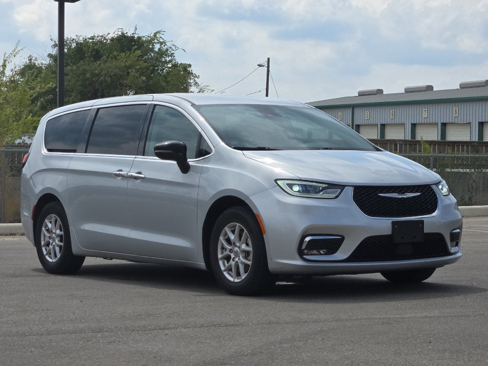 Used 2024 Chrysler Pacifica Touring-L FWD image 7