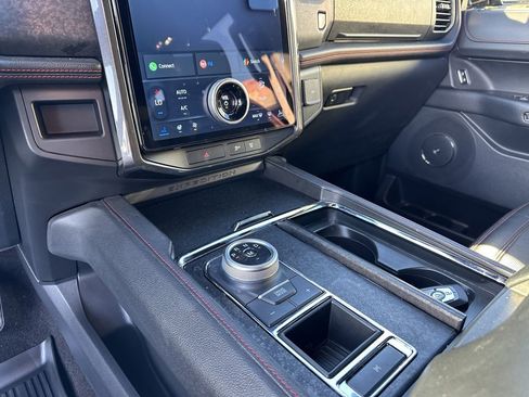 Used 2022 Ford Expedition Limited image 16