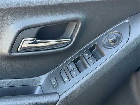Used 2022 Chevrolet Trax LT w/ LT Convenience Package image 22