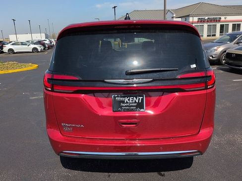 Used 2025 Chrysler Pacifica Select image 12