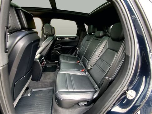 Used 2022 Porsche Cayenne AWD/4WD image 19