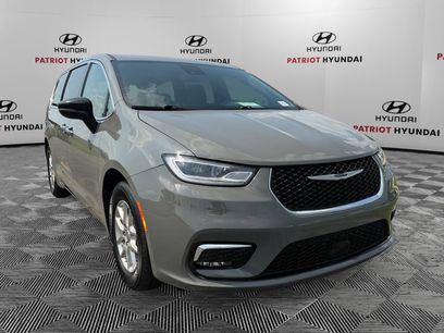 Used 2025 Chrysler Pacifica Select