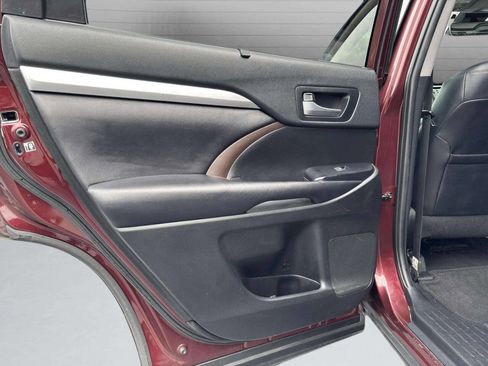 Used 2019 Toyota Highlander XLE image 14