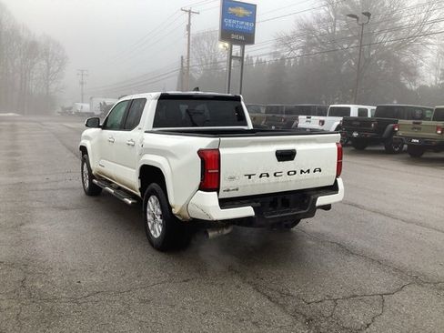 Used 2025 Toyota Tacoma SR5 image 5