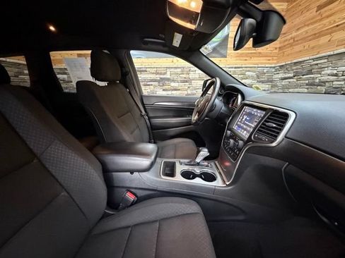 Used 2018 Jeep Grand Cherokee Laredo AWD/4WD image 16