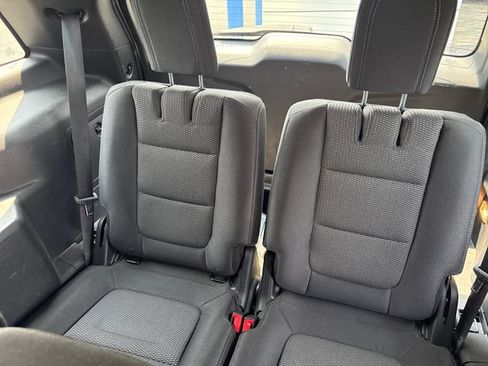 Used 2018 Ford Explorer XLT AWD/4WD image 12
