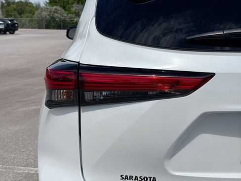 Used 2023 Toyota Highlander FWD image 10