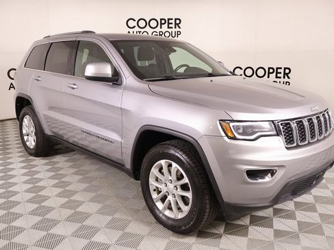 Used 2021 Jeep Grand Cherokee Laredo image 1