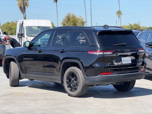 Used 2025 Jeep Grand Cherokee Altitude AWD/4WD image 3