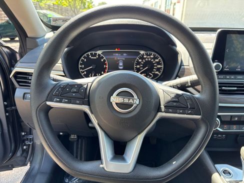 Used 2025 Nissan Altima 2.5 SV FWD image 29