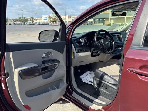 Used 2019 Kia Sedona EX FWD image 13