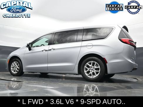 Used 2023 Chrysler Pacifica Touring-L FWD image 23