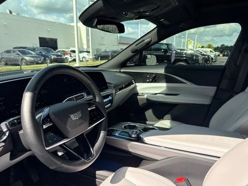 Used 2025 Cadillac Lyriq Luxury AWD/4WD image 14