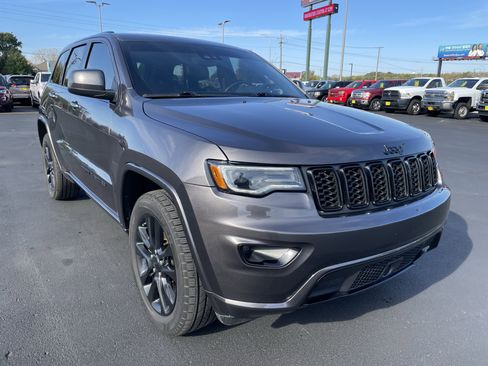 Used 2021 Jeep Grand Cherokee Laredo X image 2