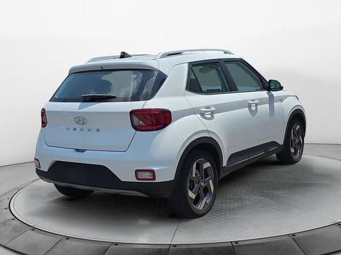 Used 2022 Hyundai Venue SEL FWD image 5