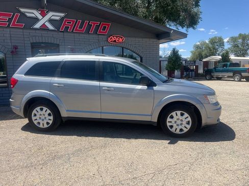 Used 2017 Dodge Journey SE w/ Flexible Seating Group FWD image 2