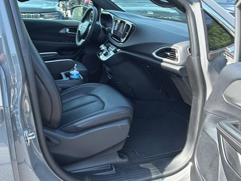 Used 2025 Chrysler Pacifica Select FWD image 19