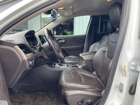 Used 2016 Jeep Cherokee Trailhawk w/ Leather Interior Group AWD/4WD image 10