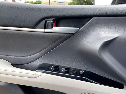 Used 2018 Toyota Camry XLE FWD image 34