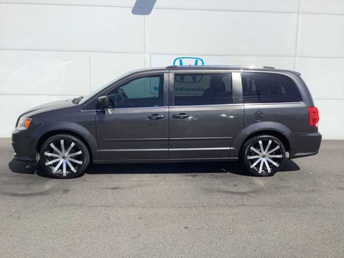Used 2017 Dodge Grand Caravan SXT FWD image 3