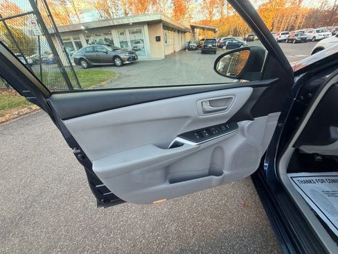 Used 2015 Toyota Camry LE image 10
