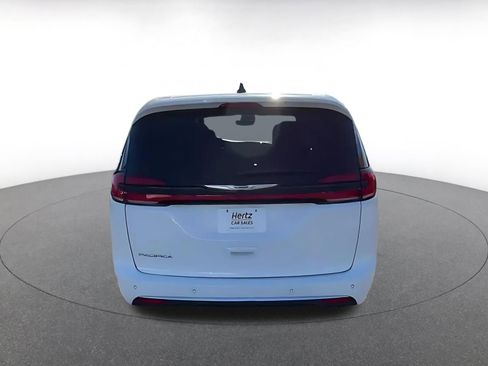 Used 2025 Chrysler Pacifica Select image 12