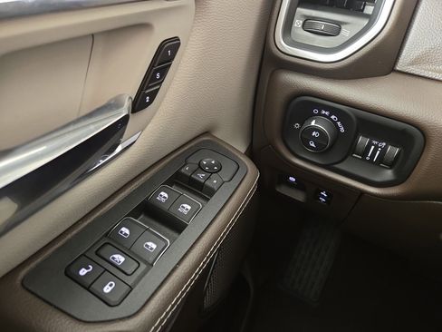 Used 2025 RAM 1500 Laramie AWD/4WD image 30