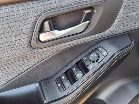 Used 2023 Nissan Rogue SV image 18