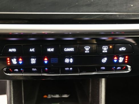 Used 2023 Chevrolet Bolt EUV LT w/ Convenience Package image 27