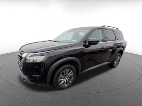 Used 2025 Nissan Pathfinder SV image 8