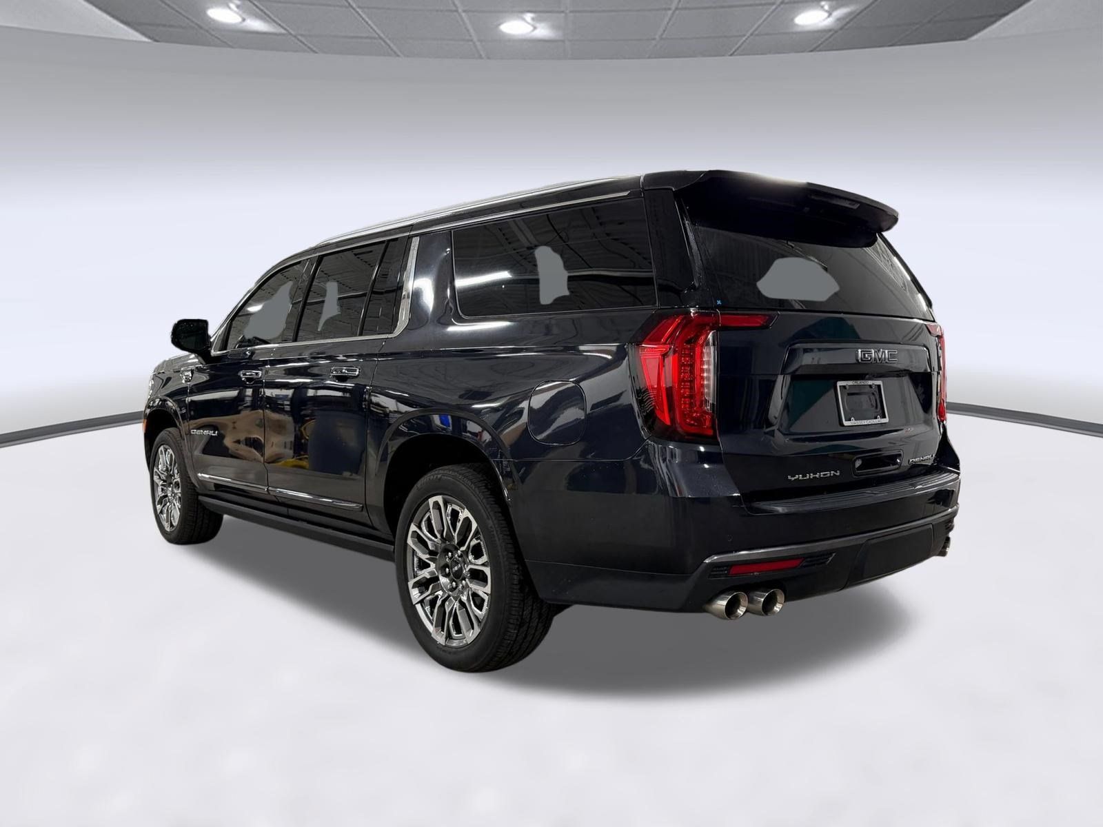 Used 2023 GMC Yukon XL Denali Ultimate AWD/4WD image 3
