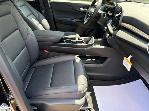 New 2026 Chevrolet Equinox LT w/ Convenience Package II FWD image 36