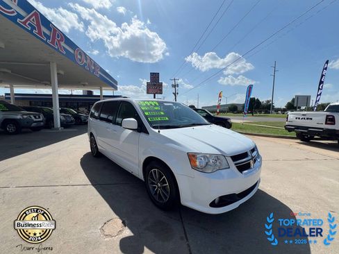 Used 2017 Dodge Grand Caravan SXT FWD image 2