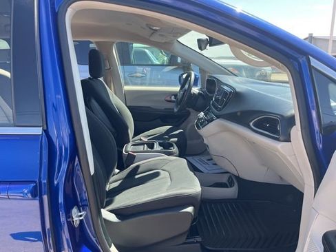 Used 2018 Chrysler Pacifica Touring Plus w/ Tire & Wheel Group FWD image 18