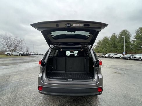 Used 2019 Toyota Highlander XLE image 18