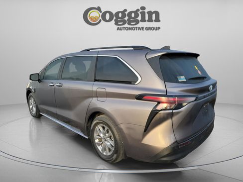 Used 2024 Toyota Sienna XLE image 4