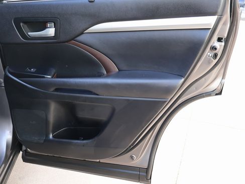 Used 2015 Toyota Highlander XLE image 13