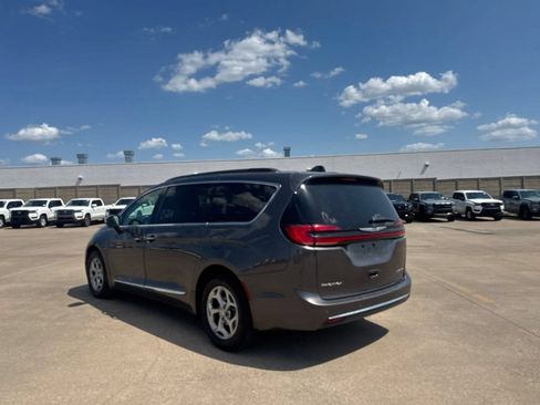 Used 2023 Chrysler Pacifica Limited FWD image 16