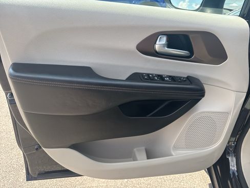 Used 2017 Chrysler Pacifica Touring FWD image 12