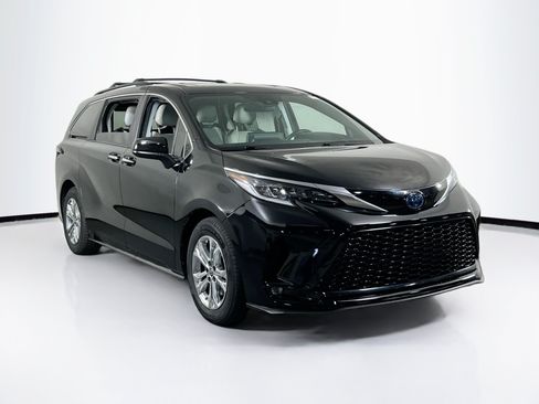 Used 2022 Toyota Sienna XSE AWD/4WD image 3
