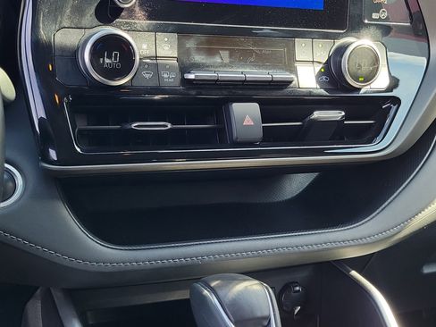 Used 2024 Toyota Highlander LE image 27