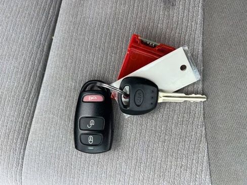 Used 2012 Kia Sedona LX image 34