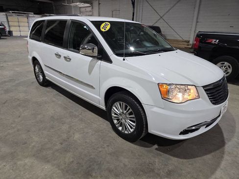 Used 2016 Chrysler Town & Country Touring-L w/ Driver Convenience Group FWD image 15