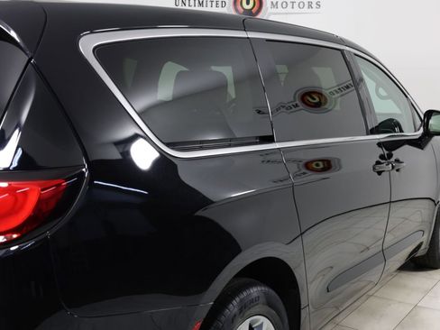 Used 2024 Chrysler Pacifica Touring-L AWD/4WD image 45