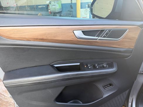 Used 2024 Volkswagen Atlas SE w/ Panoramic Sunroof Package FWD image 13