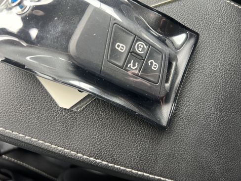 Certified 2023 Volkswagen Tiguan SE image 33