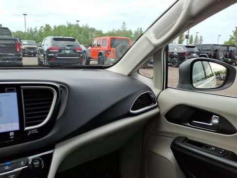 Used 2023 Chrysler Pacifica Touring-L FWD image 20