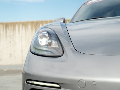 Used 2018 Porsche 718 Cayman RWD image 8