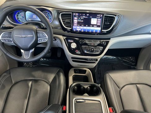 Used 2024 Chrysler Pacifica Limited FWD image 15