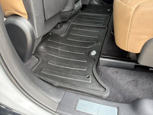 Used 2023 Land Rover Discovery Metropolitan Edition AWD/4WD image 25